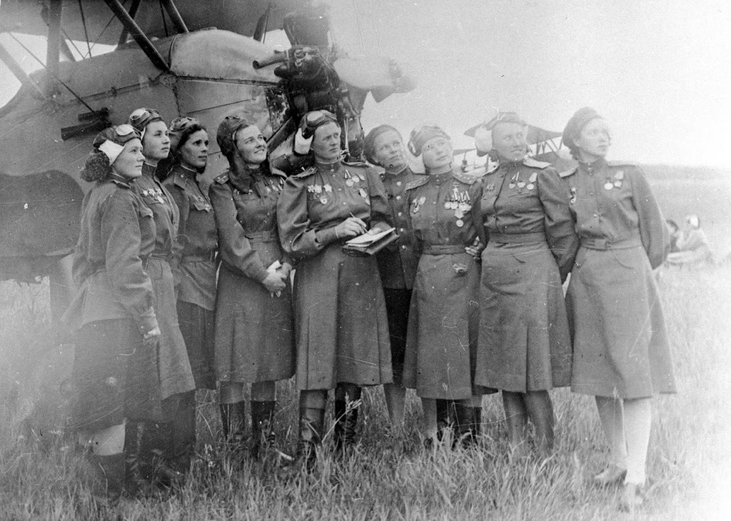 Pilots of the 46th Guards Night Bomber Aviation Regiment standing in front of their aircraft