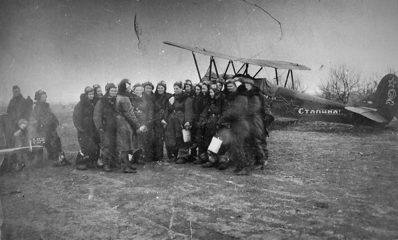 Women pilots of the 46th Guards NBAP in front of a U-2