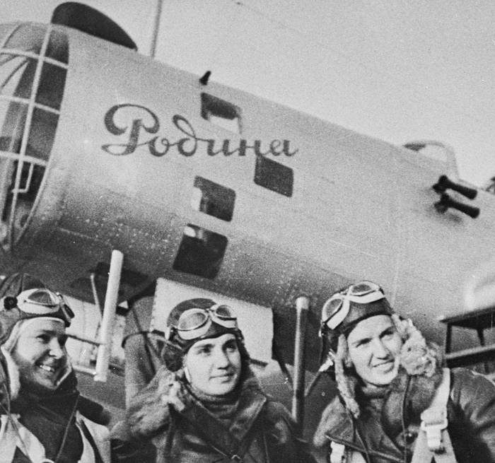 he crew of the DB-2B "Rodina" aircraft, 2nd pilot Polina Denisovna Osipenko, commander Valentina Stepanovna Grizodubova and navigator Marina Mikhailovna Raskova (from left to right) at the Shchelkovo airfield before the long-distance non-stop flight "Moscow-Far East". September 24, 1938. Wikimedia Commons