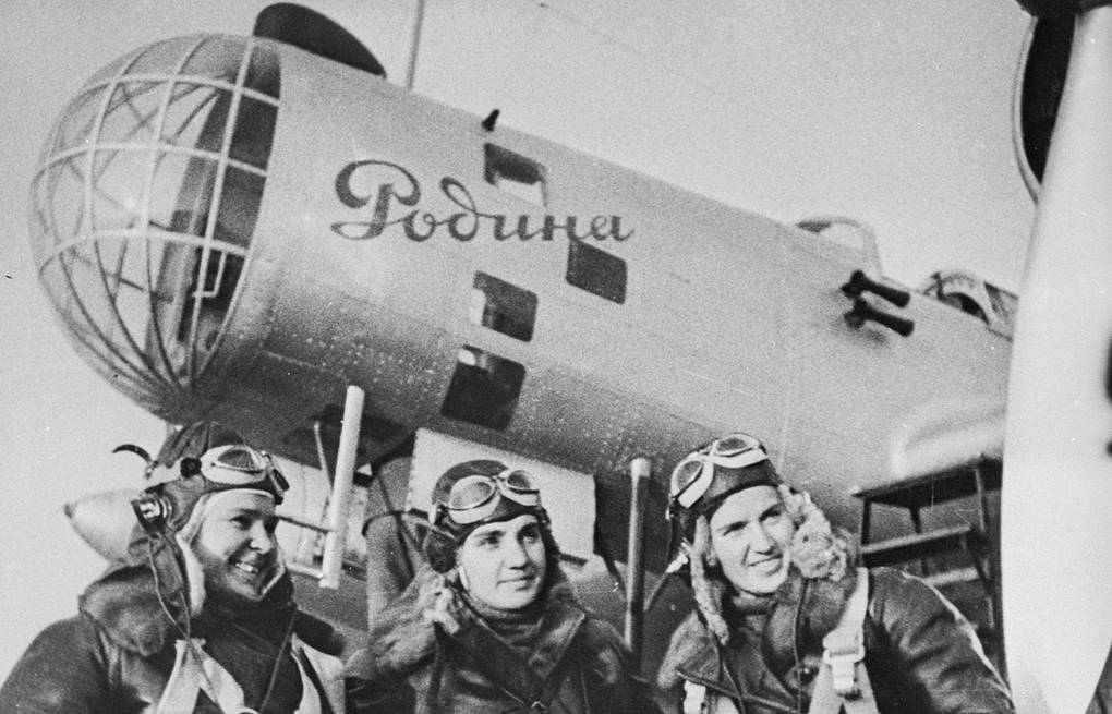 he crew of the DB-2B "Rodina" aircraft, 2nd pilot Polina Denisovna Osipenko, commander Valentina Stepanovna Grizodubova and navigator Marina Mikhailovna Raskova (from left to right) at the Shchelkovo airfield before the long-distance non-stop flight "Moscow-Far East". September 24, 1938. Wikimedia Commons