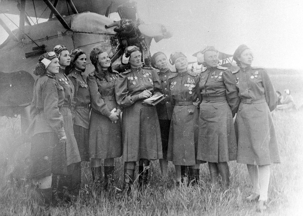 Photo "Pilots of the 46th Guards Aviation Regiment", 1945 - History of Russia in photos. Wikimedia Commons